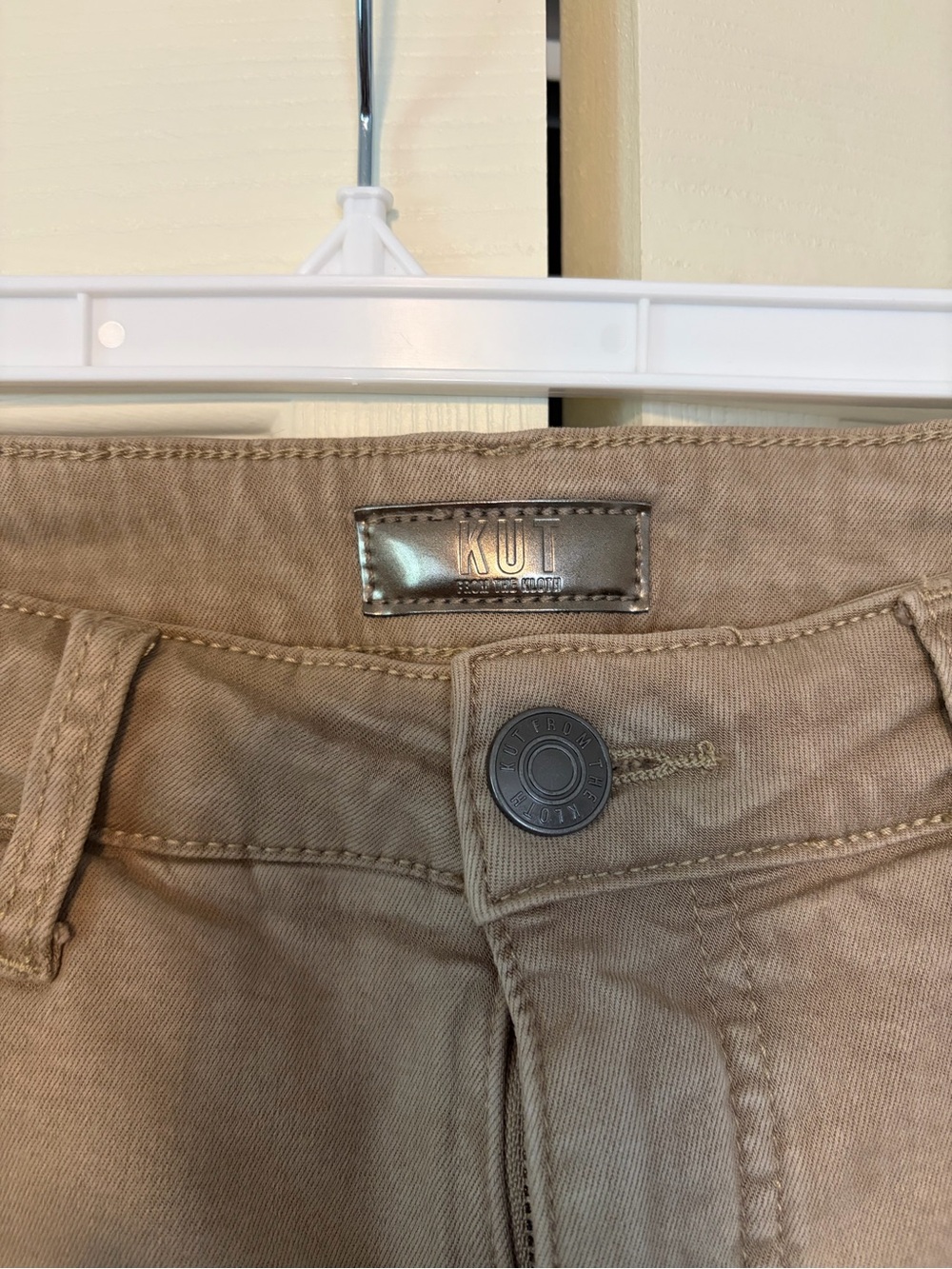 Kut from the kloth Amy twill Women’s Tan Cotton Stretch Shorts - Picture 2 of 3